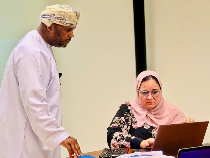 تعليمية ظفار تنفذ برنامجًا تدريبيًا حول تطبيقات مختبرات العلوم الافتراضية