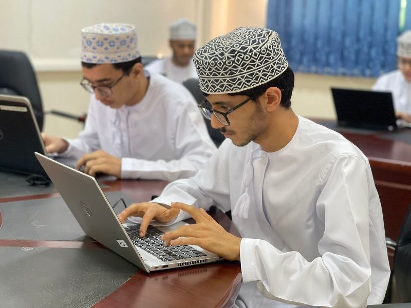 تنفيذ الدور النهائي من مسابقة الكتابة الإلكترونية باللغة الإنجليزية لطلبة الصف الحادي عشر لعدد من مدارس تعليمية ظفار