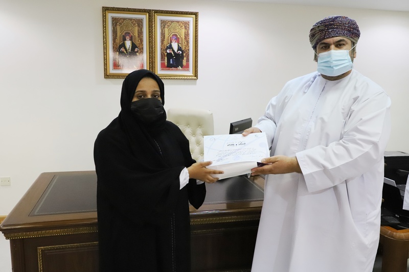 تسليم الجوائز للفائزين على مستوى السلطنة في برنامج التنمية المعرفية بتعليمية ظفار