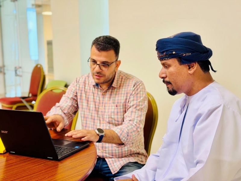 تعليمية ظفار تنفذ برنامجًا تدريبيًا حول تطبيقات مختبرات العلوم الافتراضية