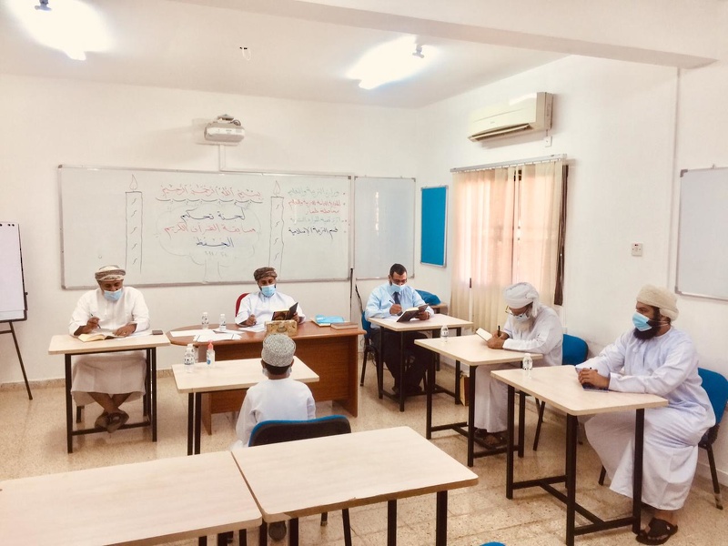 الفريق الزائر لتقييم مسابقة القران الكريم يتابع مدى جاهزية تعليمية ظفار