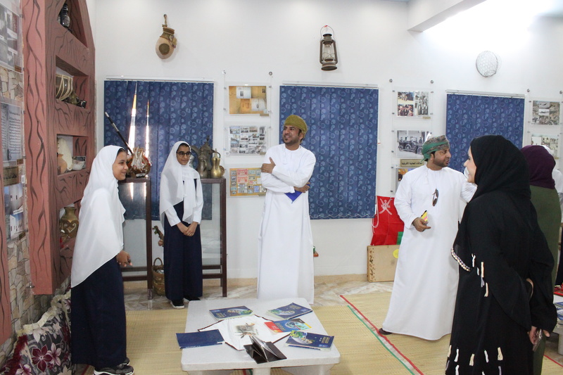 اعضاء من اليونسكو يزور مدارس تعليمية شمال الباطنة لتقييم البرامج والمشاريع 
