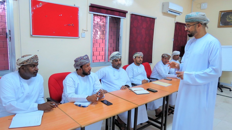 التحضير لمهرجان عمان للعلوم والأسبوع الوطني للعلوم والتكنولوجيا بتعليمية الظاهرة