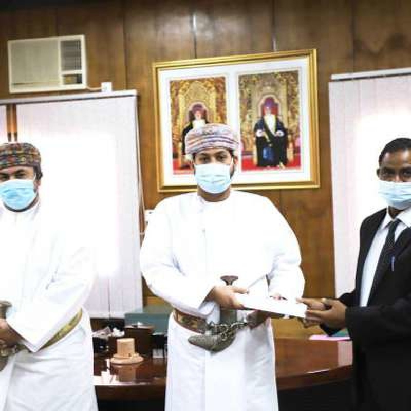 بدعم من شركة تيثيز أويل منتصر ليمتد  توزيع أجهزة لوحية لطلبة مدارس ولاية مقشن بمحافظة ظفار 