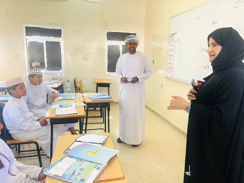 متابعة تطبيق الخطة التنفيذية لتحسين البيئة المدرسية في المدارس التي تعمل بنظام الفترتين بتعليمية ظفار