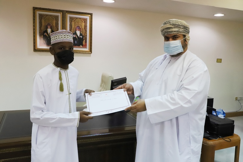 تكريم المشاركين في برنامج جلوب البيئي بتعليمية ظفار