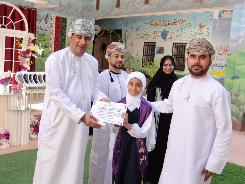 مدرستي هلال بن عطية ومعاذة العدوية تحتفلان بتكريم المجيدين