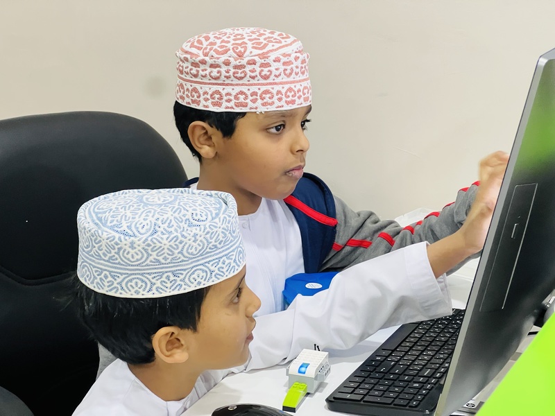 مركز الابتكار والروبوت العلمي بتعليمية ظفار ينفذ البرنامج الشتوي لطلبة المدارس