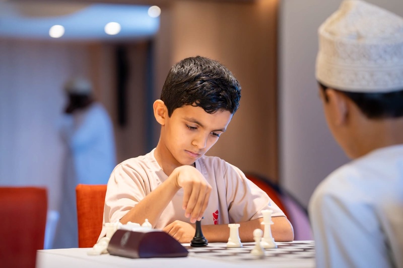 فريق مدرسة مجان للشطرنج يستهل مشاركته في نهائيات دوري المدارس بمسقط بأداء واعد