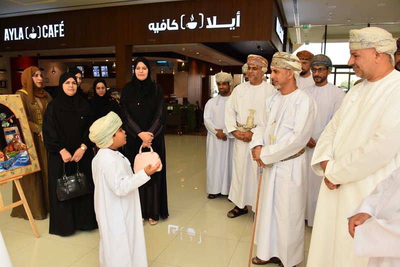 تنظيم معرض تجليات فنية بين معلمات مادة الفنون  التشكيلية والطلبة للصفوف ١-٤ بمدارس تعليمية محافظة الظاهرة 