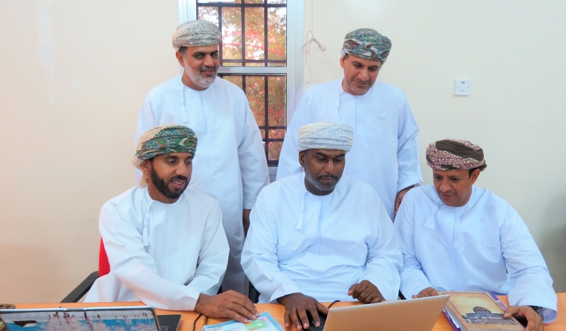 حلقة نقاشية بتعليمية الظاهرة حول مناهج كامبردج في مادة الرياضيات للصفين (7-8)