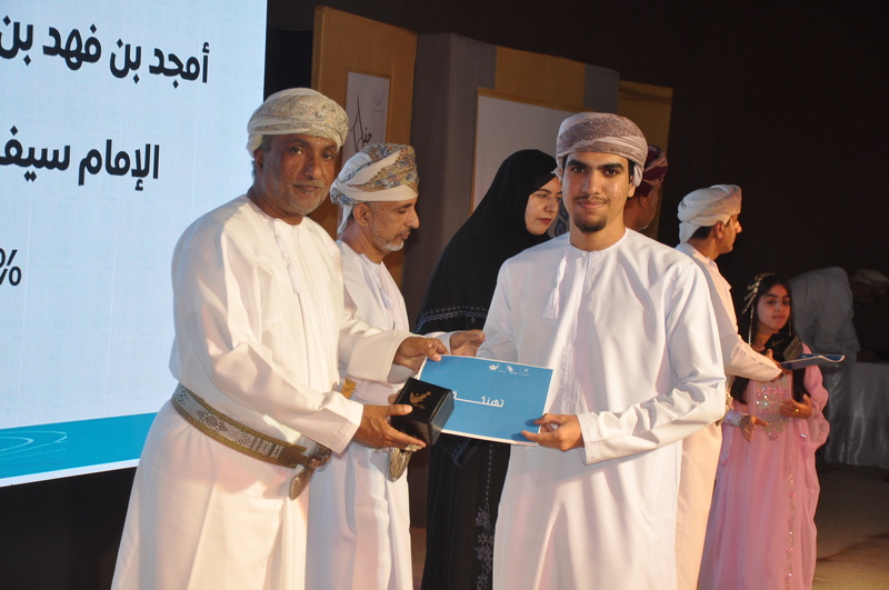 مجلس أولياء الأمور بولاية عبري وبالتعاون مع مجالس أولياء الأمور بولايتي ضنك وينقل  يكرمون الطلبة المجيدين في التحصيل الدراسي والأنشطة التربوية بمدارس محافظة الظاهرة 