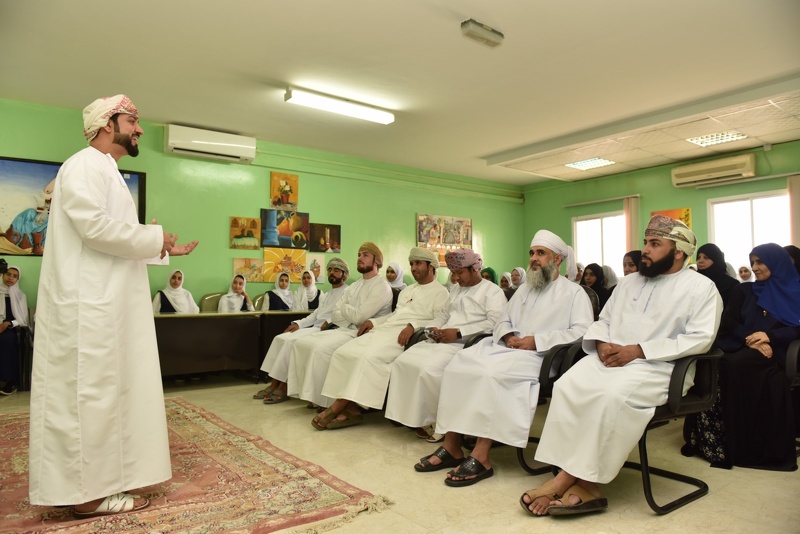 قافلة #كلنا_عمان تزور مدارس تعليمية الظاهرة 