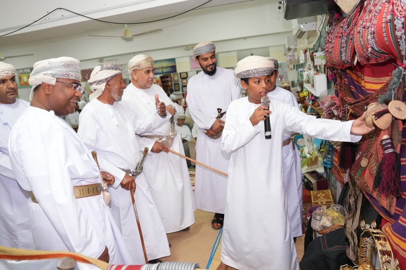 مدير عام تعليمية جنوب الشرقية يفتتح متحف كنوز عمان