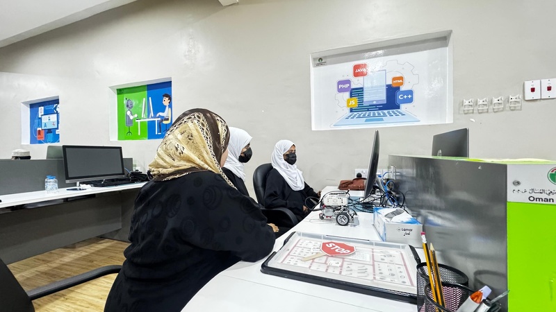 إعداد طلبة الدمج السمعي للمشاركة في منافسات الروبوت على مستوى محافظة ظفار