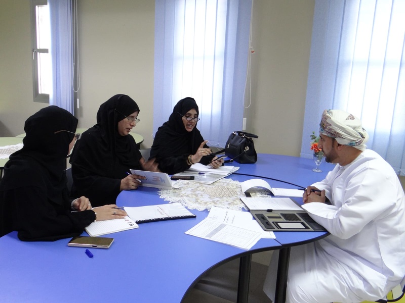 فريق إشرافي من وزارة التربية والتعليم يزور مدرسة قباء للتعليم الأساسي 