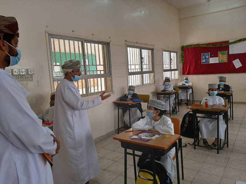 طلبة نظام التعليم عن بعد بتعليمية ظفار يعودون لصفوفهم الدراسيةتدريجيا وفق نظام التعليم المدمج