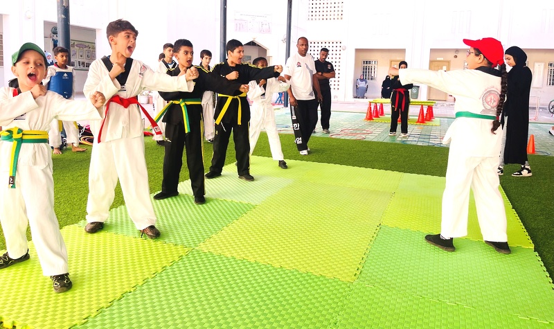 تنفيذ اليوم الرياضي الموحد لطلبة مدارس تعليمية ظفار