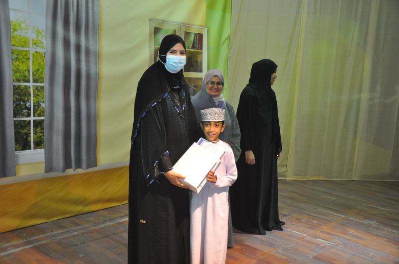 الاحتفال بتكريم المدارس والطلبة الفائزين في المسابقات التربوية وأخصائيي الأنشطة والمعلمين بتعليمية محافظة الظاهرة 