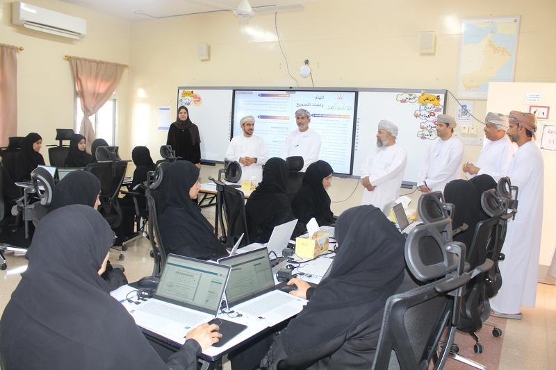 وكيل وزارة التعليم للتعليم يطلع على سير أعمال مركز تصحيح عبري لامتحانات دبلوم التعليم العام بمحافظة الظاهرة