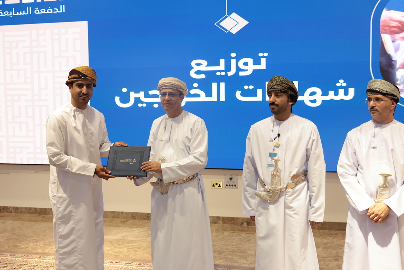 تعليمية جنوب الباطنة تحتفل بتوزيع شهادات  (772 ) خريجا ضمن برامج المهد التخصصي للتدريب المهني للمعلمين 