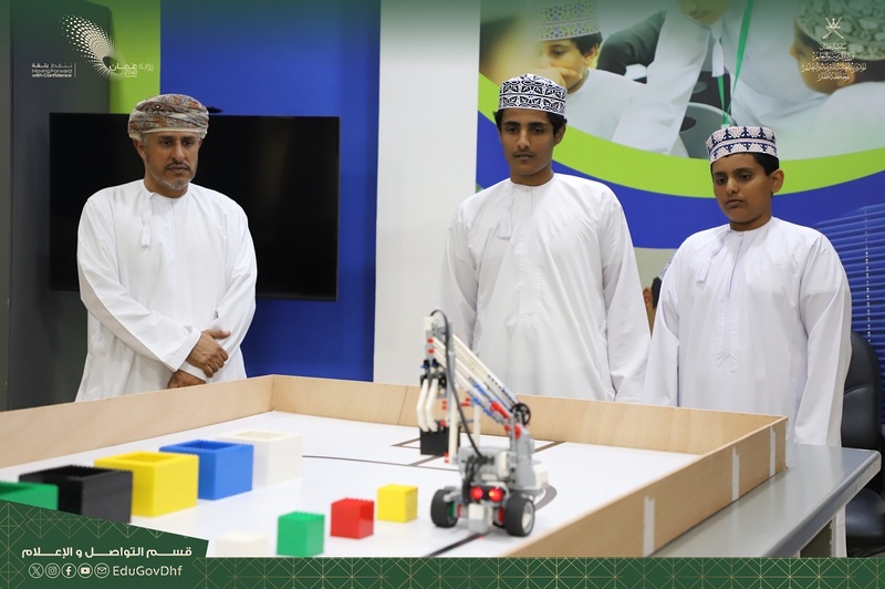 تعليمية ظفار تختتم منافسات مسابقة الروبوت والذكاء الاصطناعي وتكرّم الفرق الفائزة