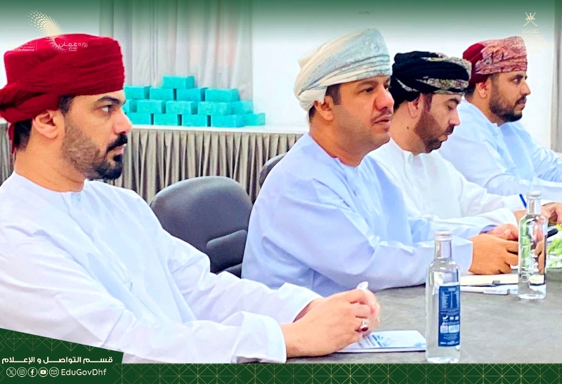   فريق مشروع رقمنة المناهج المركزي يختتم زيارته لتعليمية ظفار 