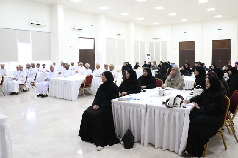 ناقشة المستجدات التربوية والإدارية وبحث سُبل رفع مستويات التحصيل الدراسي بتعليمية جنوب الباطنة