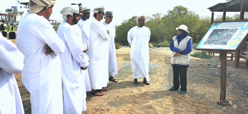 زيارة ميدانية لوفد من تعليمية الظاهرة لمحمية القرم الطبيعية ضمن فعاليات STEM2020