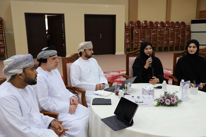 تقييم مشاريع جائزة التميز المدرسي في مدرسة منبع الحكمة بتعليمية ظفار.