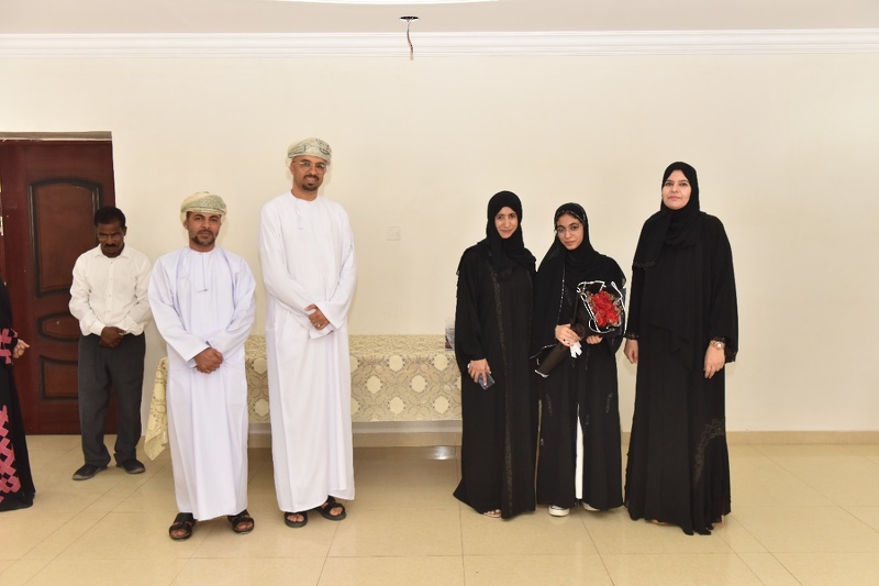 الاحتفال  بتكريم فريق الظاهرة للمناظرات باللغة الانجليزية المشارك في البطولة الوطنية للمناظرات لطلبة مدارس سلطنة عمان