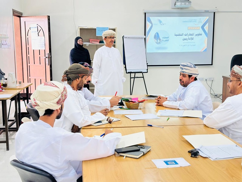 برنامج تطوير المهارات التقنية للإداريين بتعليمية ظفار