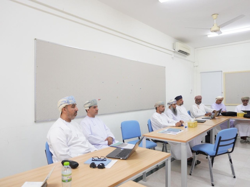 تنظيم برنامج تدريبي لفرق الاشراف التربوي اللامركزية لتقويم أداء المدارس بتعليمية محافظة الظاهرة 