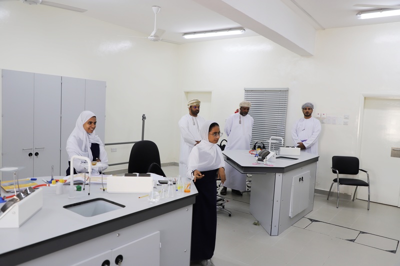 متابعة سير العملية التعليمية بمدراس ولايتي رخيوت وضلكوت بمحافظة ظفار