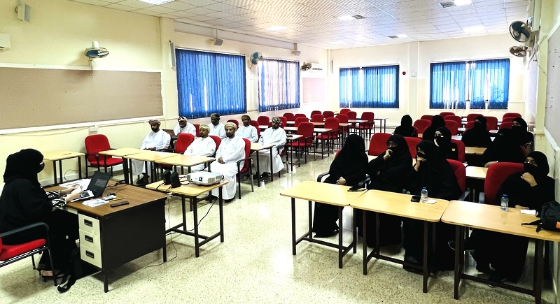 محاضرة بتعليمية ظفار حول الحملة الوطنية لاستدعاء المركبات 