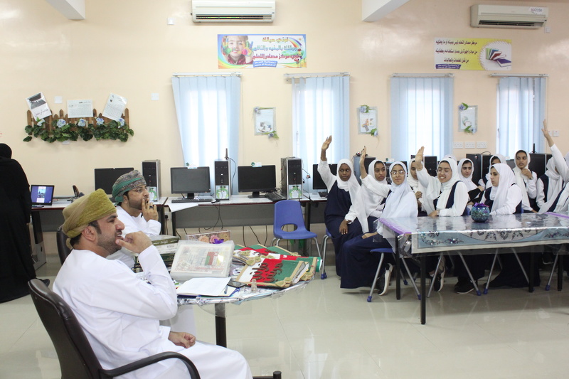 اعضاء من اليونسكو يزور مدارس تعليمية شمال الباطنة لتقييم البرامج والمشاريع 