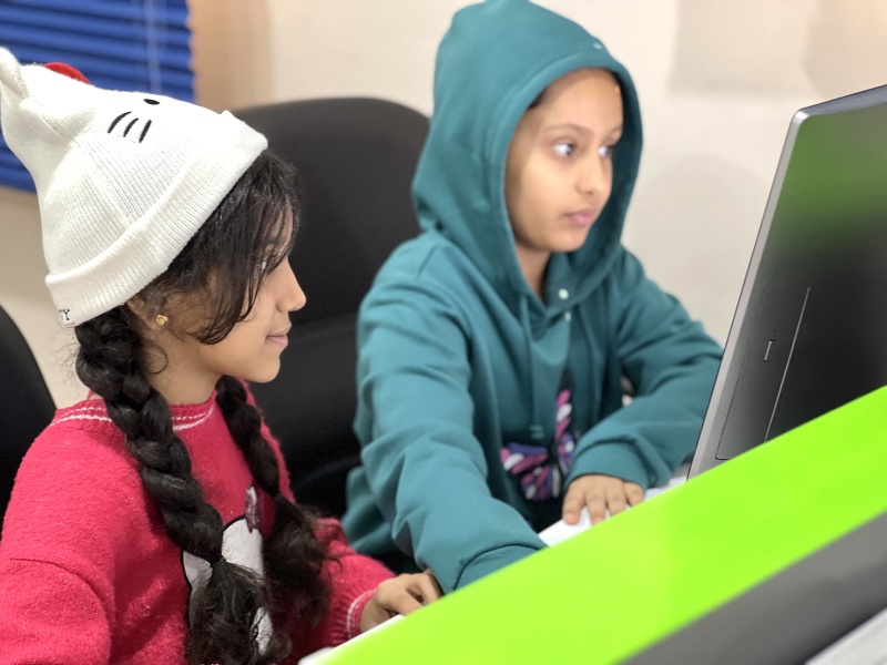 مركز الابتكار والروبوت العلمي بتعليمية ظفار ينفذ البرنامج الشتوي لطلبة المدارس