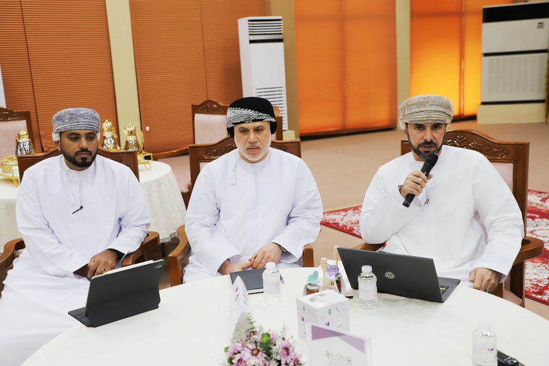 تقييم مشاريع جائزة التميز المدرسي في مدرسة منبع الحكمة بتعليمية ظفار.