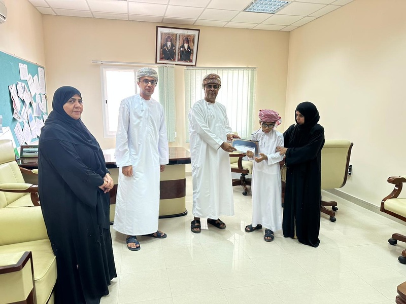 تكريم الطالب عوض البلوشي لحصوله على المركز الثاني لمسابقة حفظ القرآن الكريم على مستوى دول الخليج العربي