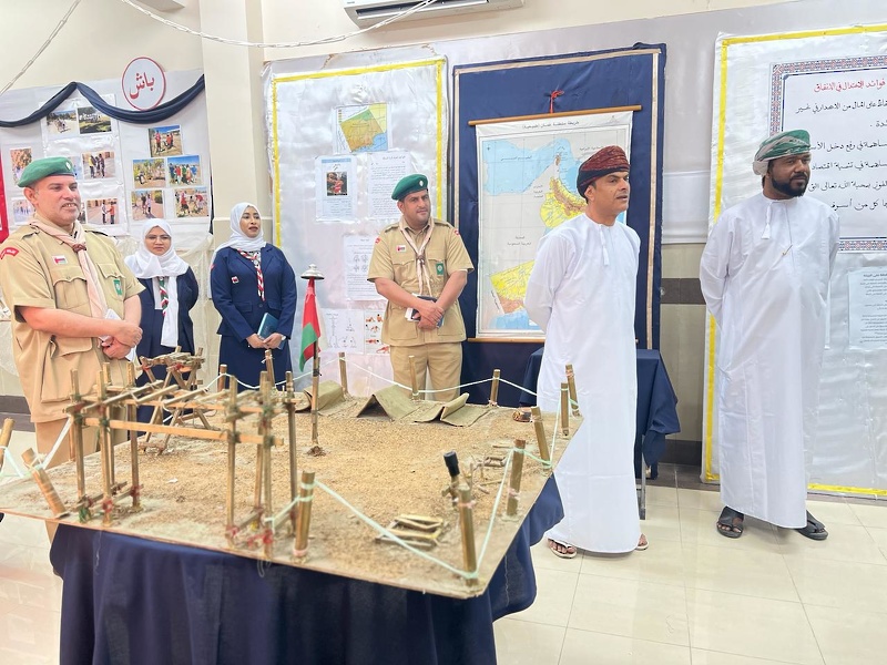 مدير عام المديرية العامة للكشافة والمرشدات يزور مدرسة السلطان قابوس بنين