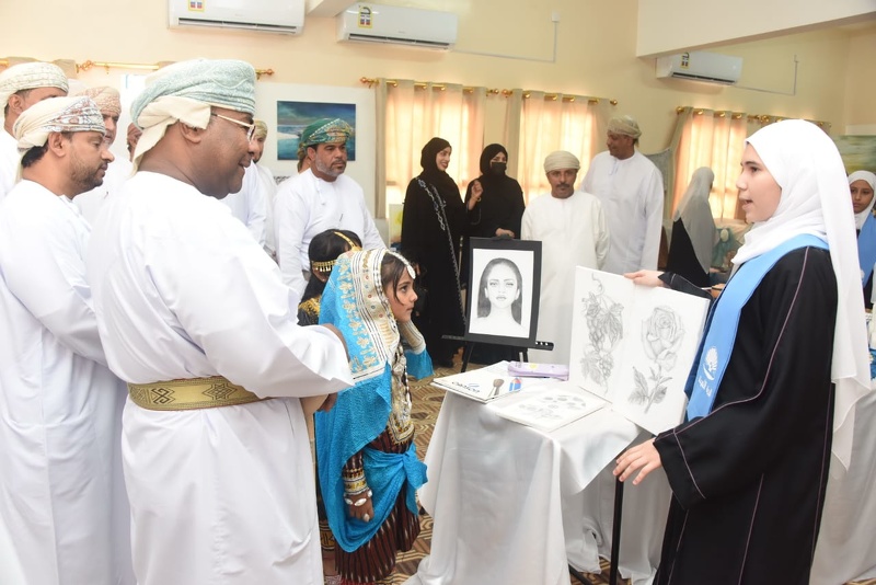 افتتاح المعرض الفني ( الدرة الثمينة ) بمدرسة الأشخرة للتعليم الأساسي .