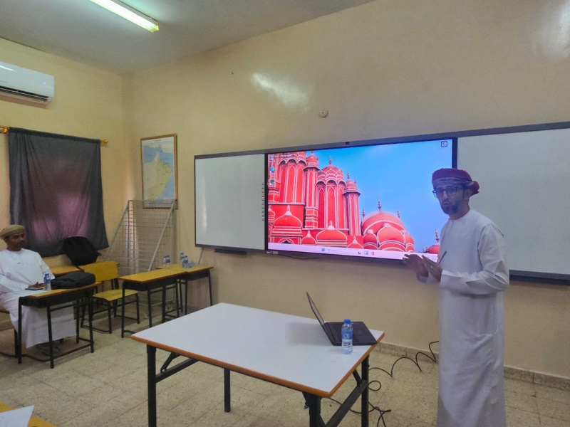 التدريب على تفعيل الشاشات التفاعلية لتعزيز العملية التعليمية في تعليمية جنوب الشرقية