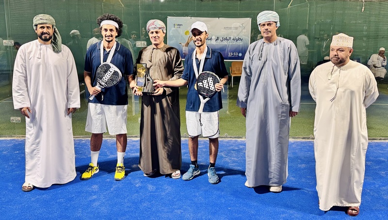 فريق تعليمية ظفار يتوج بالمركز الأول في بطولة جمعية الصحفيين العُمانية للبادل للمؤسسات