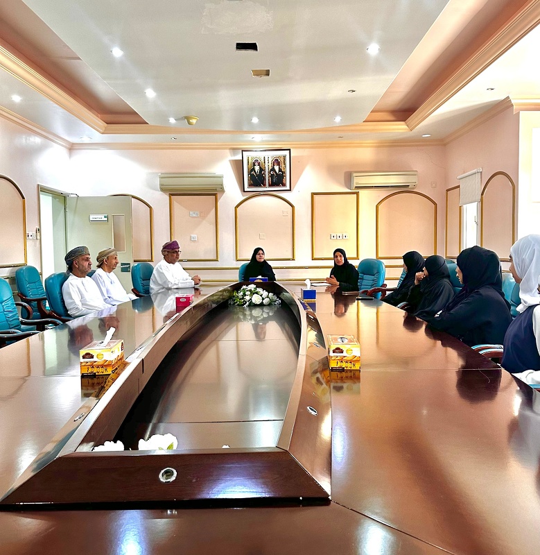 تعليمية محافظة الظاهرة تكرم فريق مدرسة مقنيات الحاصل على المركز الأول في مسابقة السيارات اللاسلكية ذاتية القيادة