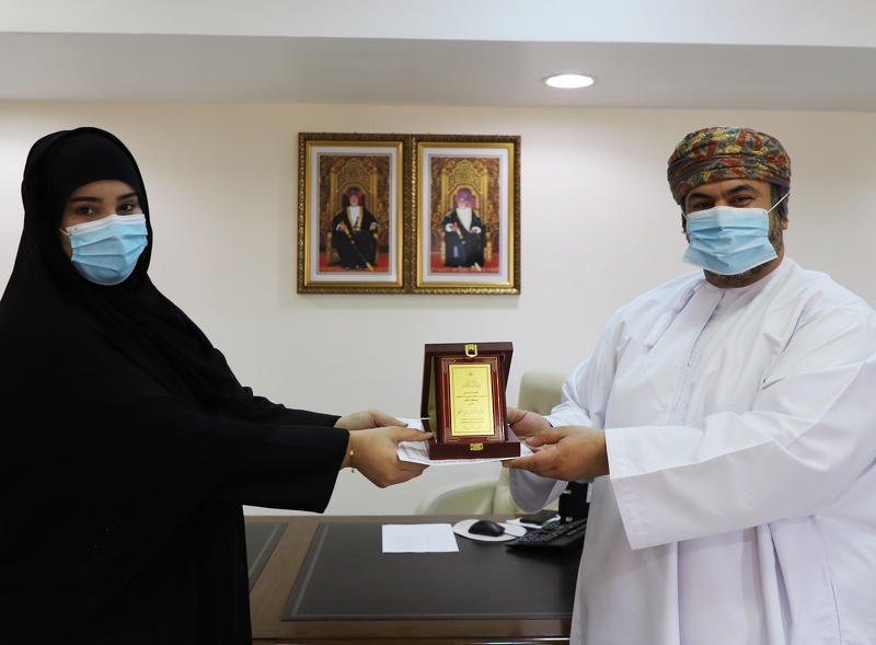 مدير عام تعليمية ظفار يكرم عدد من موظفي قسم التوعية التربوية والرعاية الطلابية 