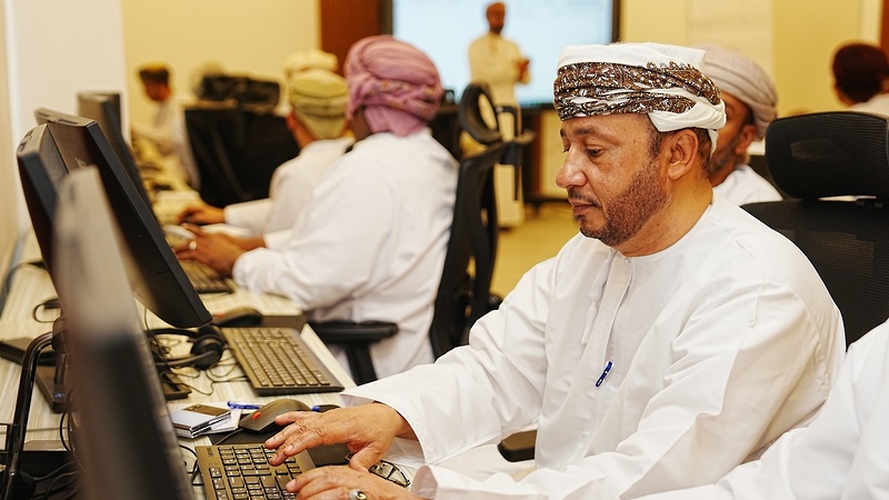 برنامجاً تدريبياً متقدماً في مايكروسوفت إكسل بتعليمية جنوب الشرقية