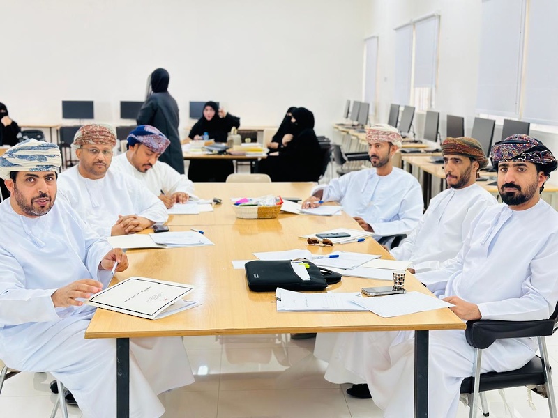 برنامج تطوير المهارات التقنية للإداريين بتعليمية ظفار