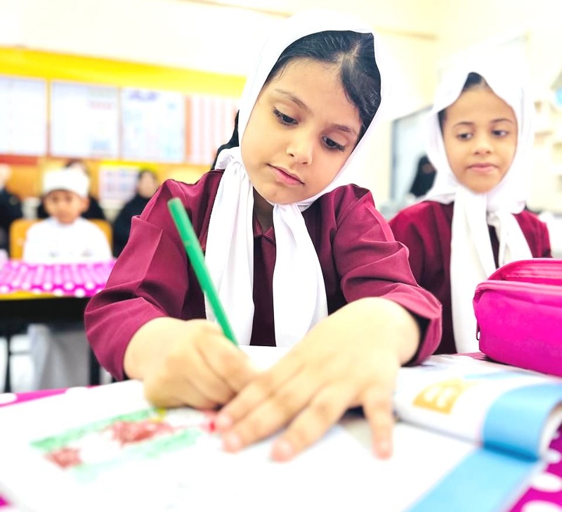 تعليمية ظفار تنفذ حصة تجريبية لمشروع رقمنة المناهج الدراسية للصفوف (1-12)