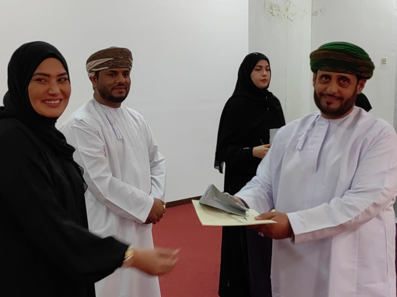 تكريم نخبة من أخصائيي التوجيه المهني بمدارس تعليمية ظفار.