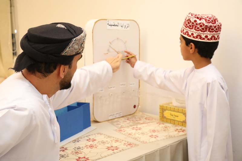 وكيل التعليم يطلع على مشاريع الأسبوع الوطني للعلوم والتكنولوجيا والهندسة والرياضيات بجنوب الباطنة